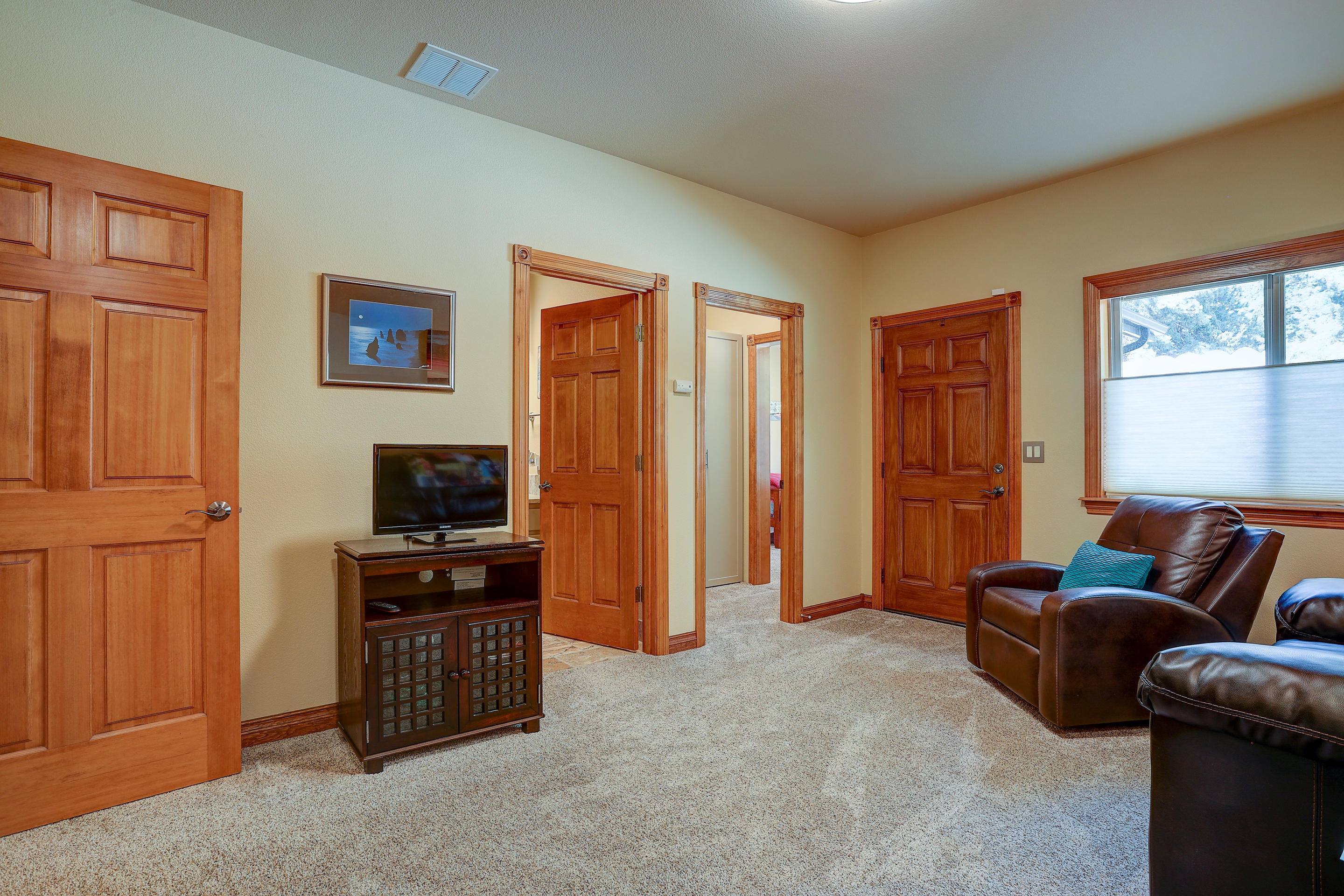 61267 Benham Road Bend, OR 97702 - Photo 41 of 49 Living Room in the apartment