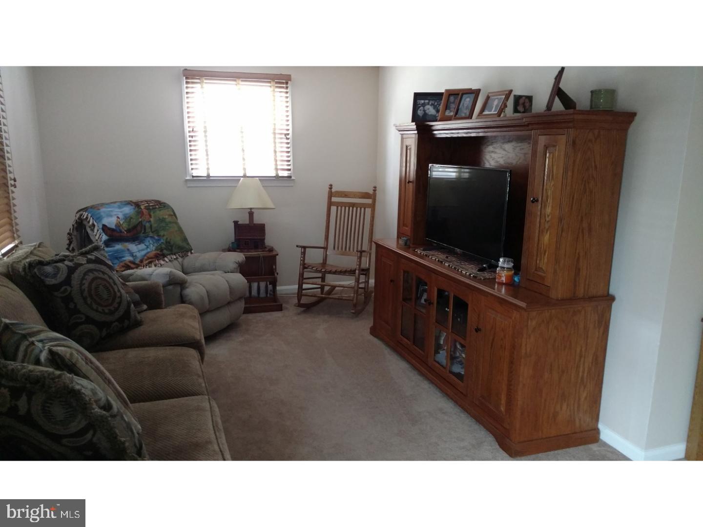 10 Paul Road New Castle, DE 19720 - Photo 2 of 14 Living Room
