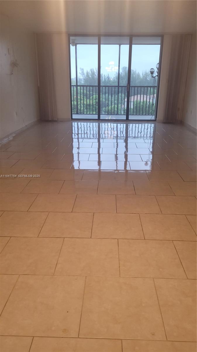 900 Northeast 195th Street, Unit 620 Miami, FL 33179 - Photo 9 of 28 a view of entryway