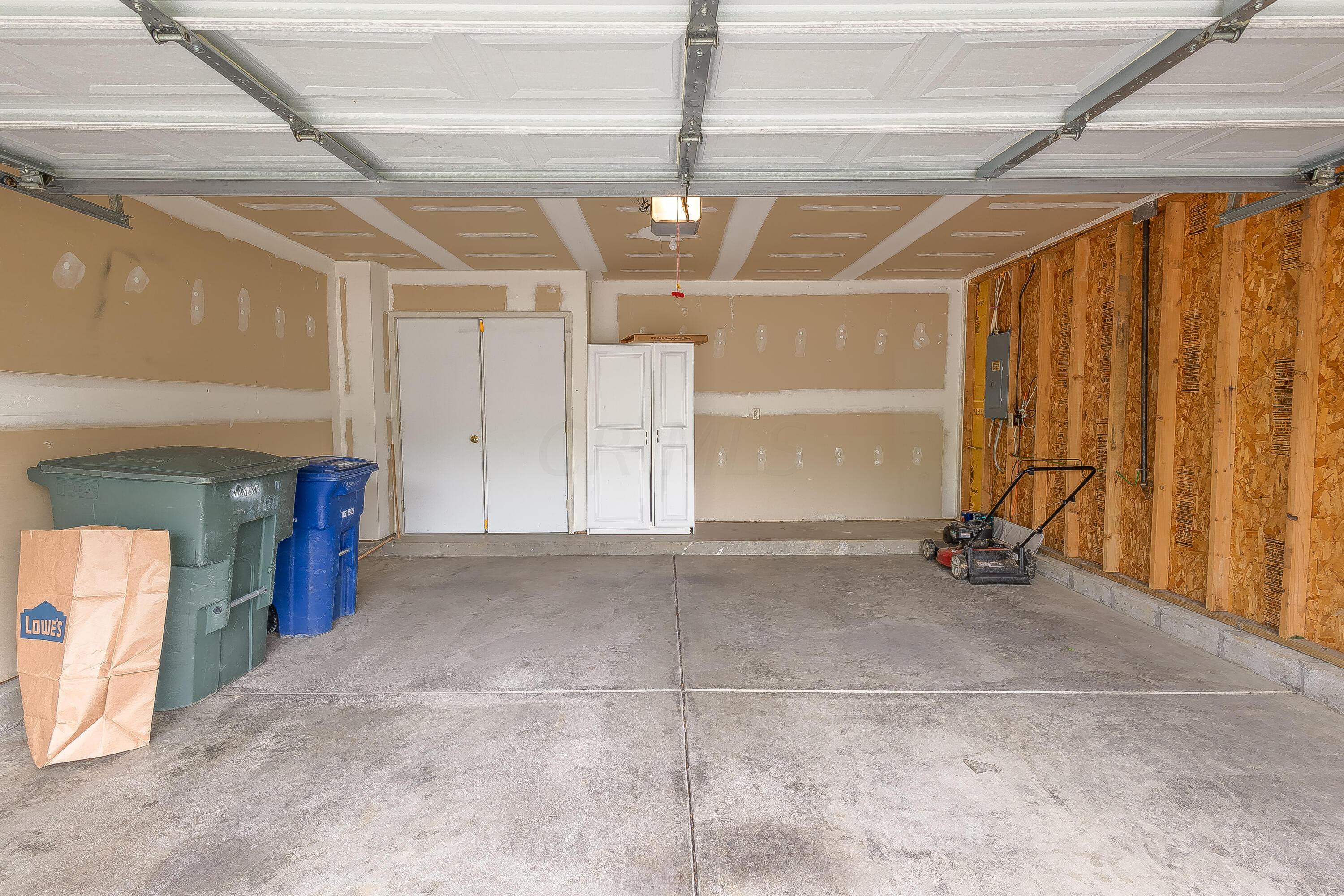 2100 Waymont Road Columbus, OH 43229 - Photo 13 of 15 Garage