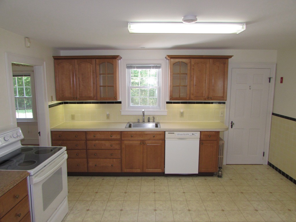 51 Ideal Road Worcester, MA 01604 - Photo 2 of 29 Gallery Image 2