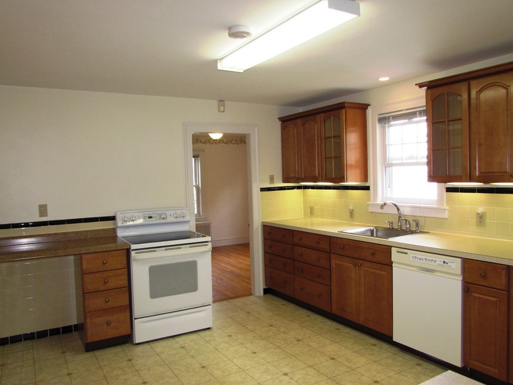 51 Ideal Road Worcester, MA 01604 - Photo 3 of 29 Gallery Image 3