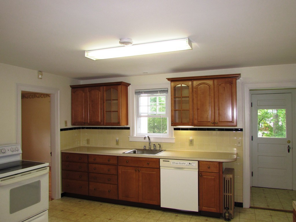 51 Ideal Road Worcester, MA 01604 - Photo 4 of 29 Gallery Image 4
