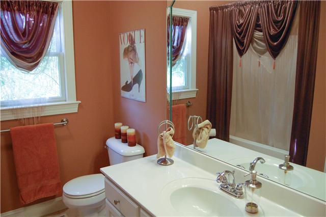 1981 Shell Road Hendersonville, TN 37075 - Photo 16 of 20 Guest bathroom