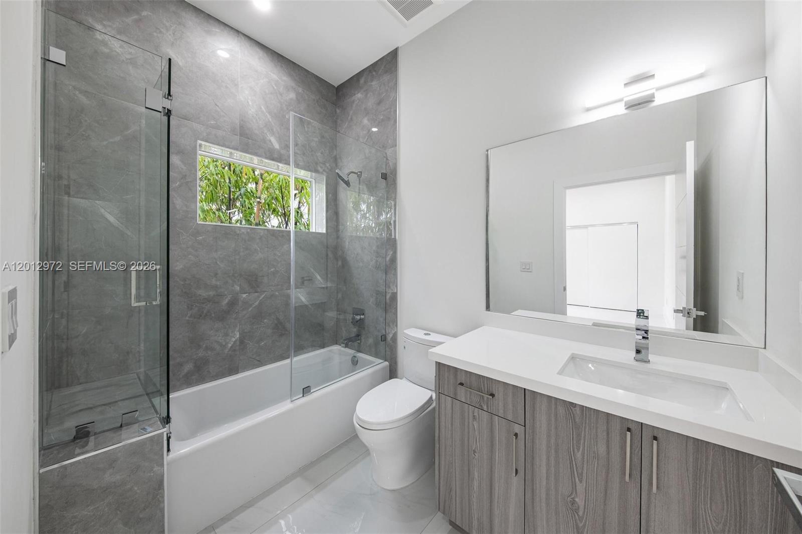 3142 Carter Street, Unit 3142 Miami, FL 33133 - Photo 28 of 41 Secondary bathroom