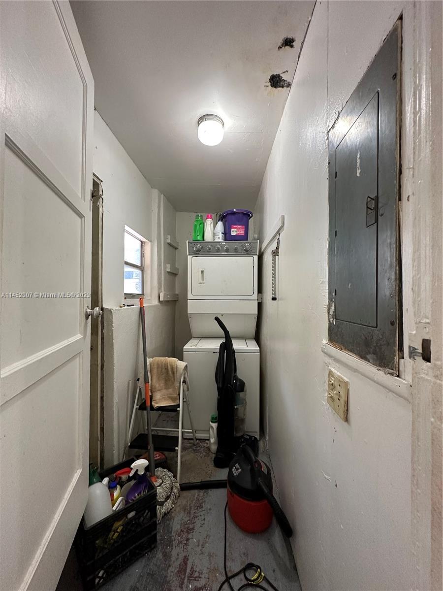 West Flagler Miami, FL 33135 - Photo 23 of 46 a room with furniture and a window