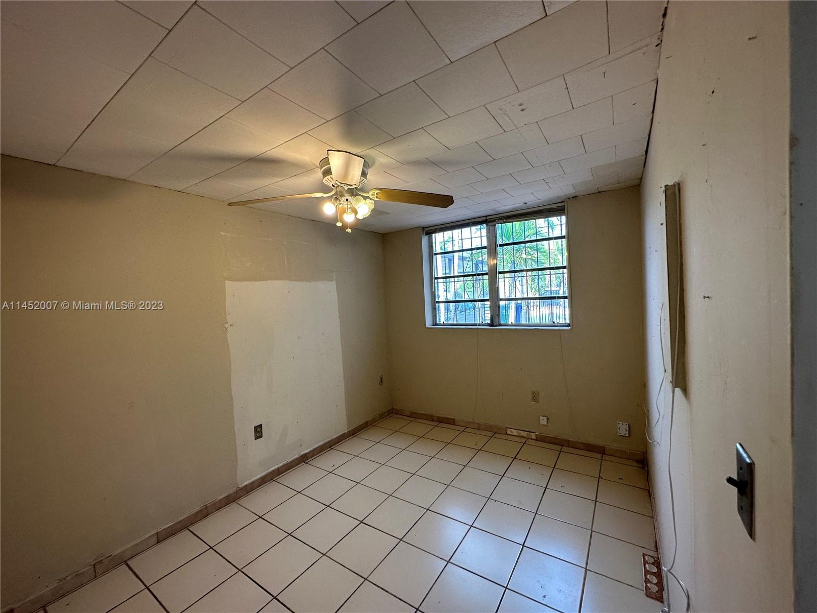 West Flagler Miami, FL 33135 - Photo 26 of 46 an empty room with chandelier fan