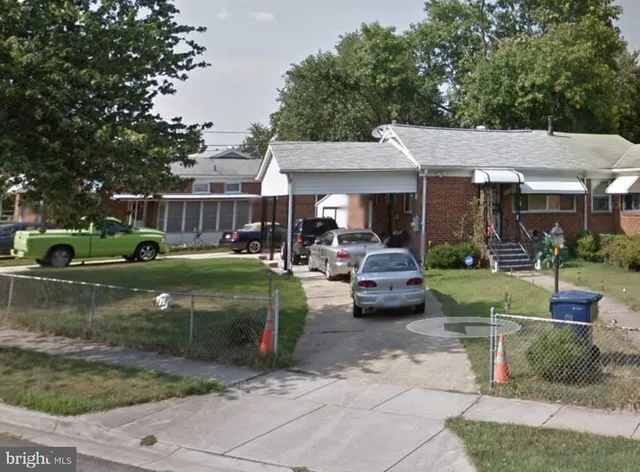 a view of a yard in front of house