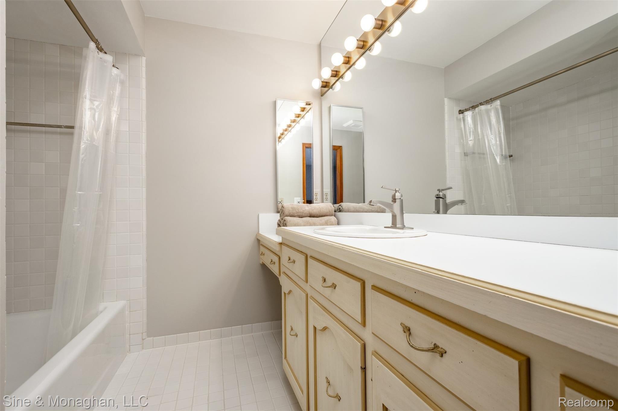 96 Lewiston Road Grosse Pointe, MI 48236 - Photo 43 of 76 96 Lewiston Int S038.jpg