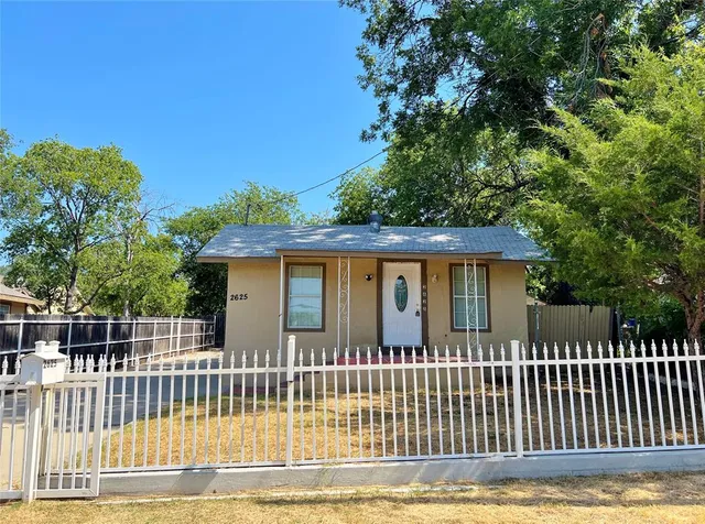 $1,495 | 2625 East 12th Street, Fort Worth, TX 76111