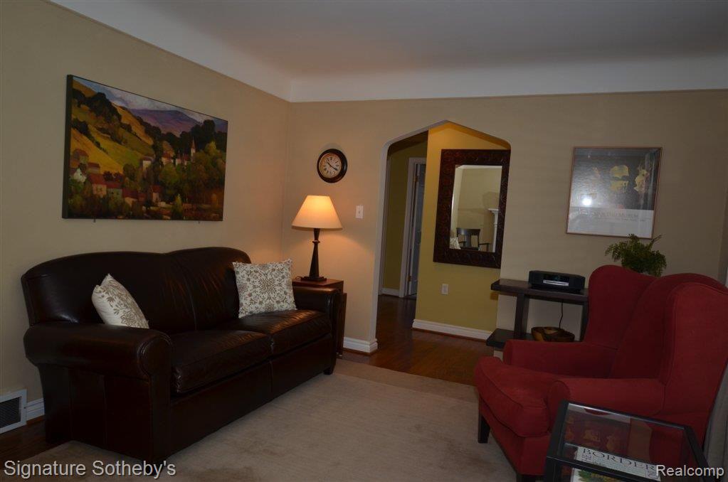 2929 Bembridge Road Royal Oak, MI 48073 - Photo 4 of 24 DSC_0610.JPG