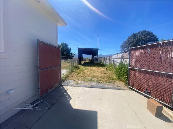 a view of a backyard