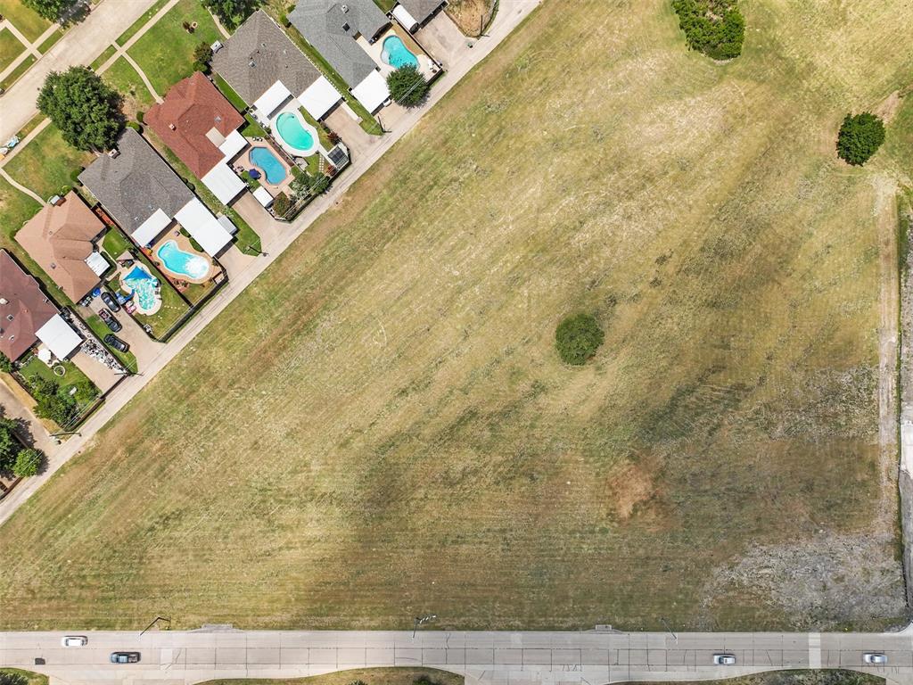 3401 Roan Road Garland, TX 75043 - Photo 3 of 19 a bathroom with a shower