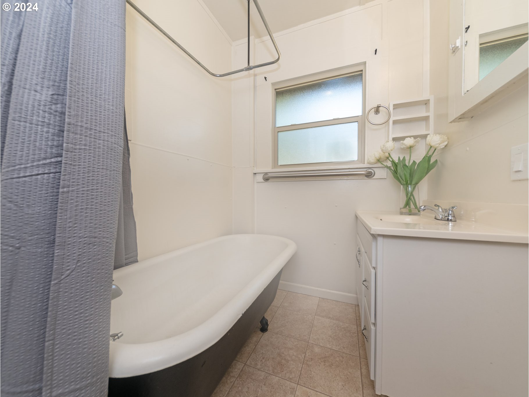 654 East Bridge Street Vernonia, OR 97064 - Photo 17 of 28 a bathroom with a bathtub and a sink
