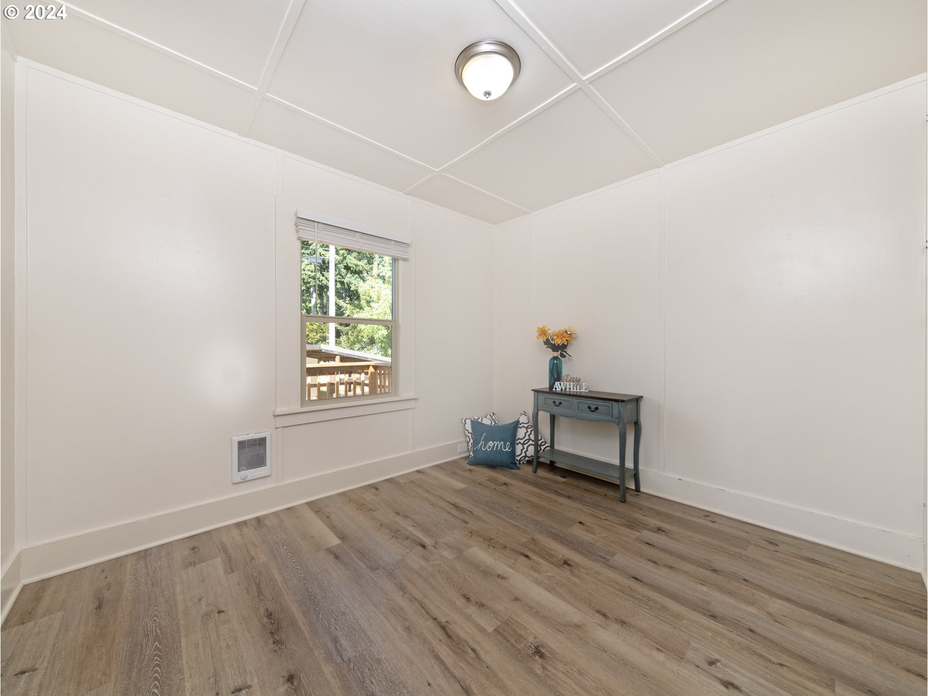 654 East Bridge Street Vernonia, OR 97064 - Photo 18 of 28 wooden floor in an empty room with a window