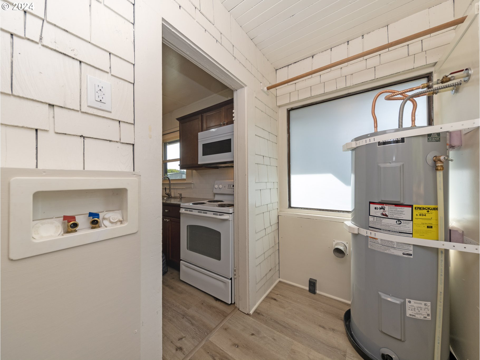 654 East Bridge Street Vernonia, OR 97064 - Photo 20 of 28 a utility room with dryer and washer