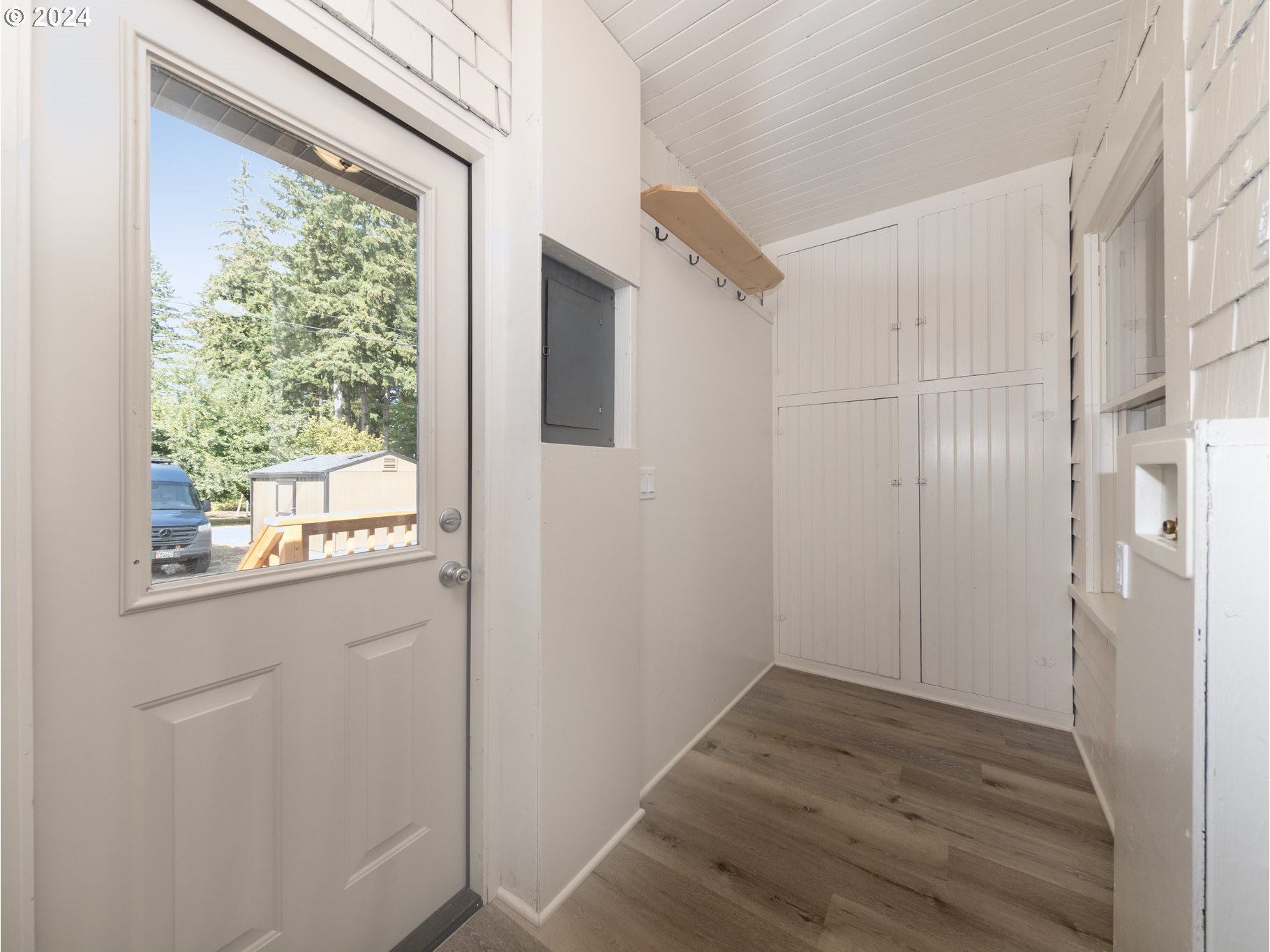 654 East Bridge Street Vernonia, OR 97064 - Photo 21 of 28 a view of a hallway with wooden floor and a window