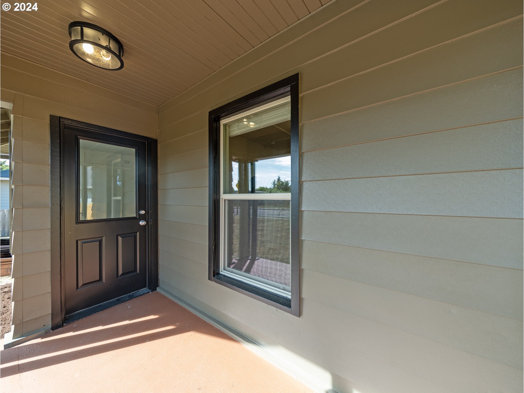 654 East Bridge Street Vernonia, OR 97064 - Photo 5 of 28 a view of an empty room with a window