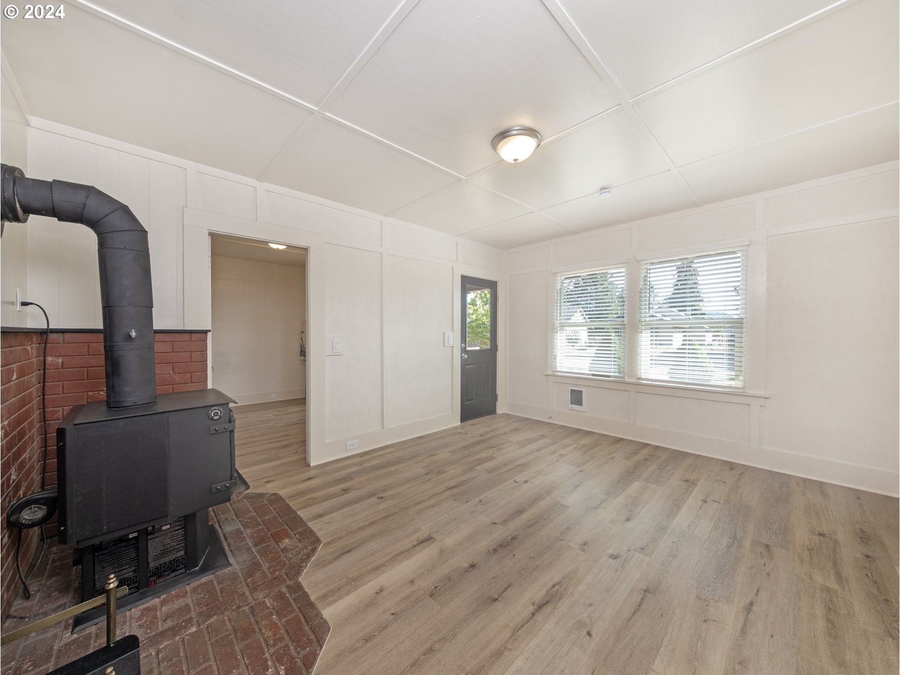 654 East Bridge Street Vernonia, OR 97064 - Photo 7 of 28 a view of empty room with wooden floor and fan