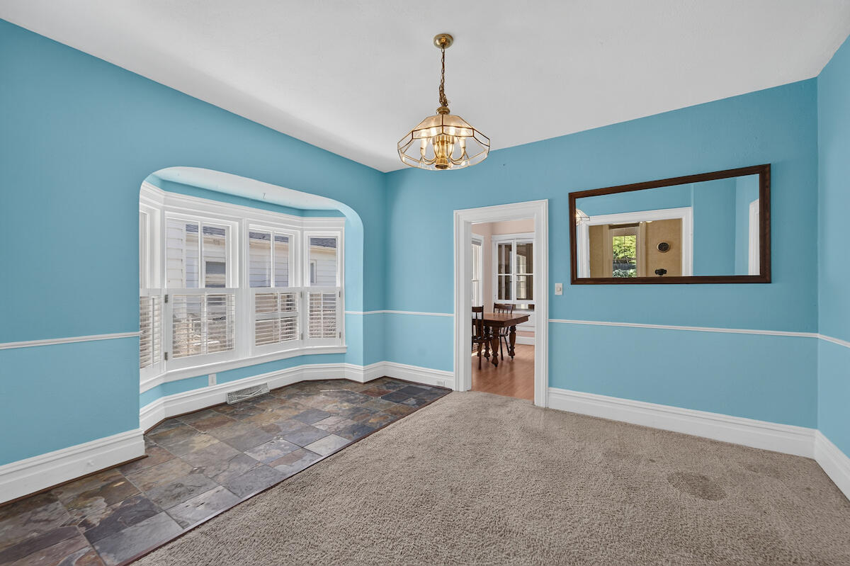 1526 Wisconsin Avenue Racine, WI 53403 - Photo 2 of 18 Living Room