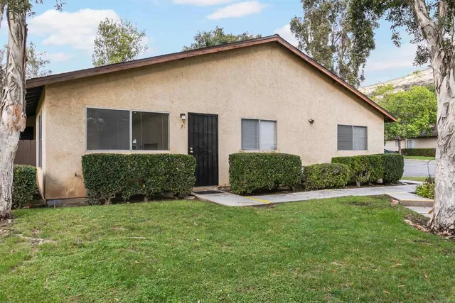 a view of front of house with entertaining space