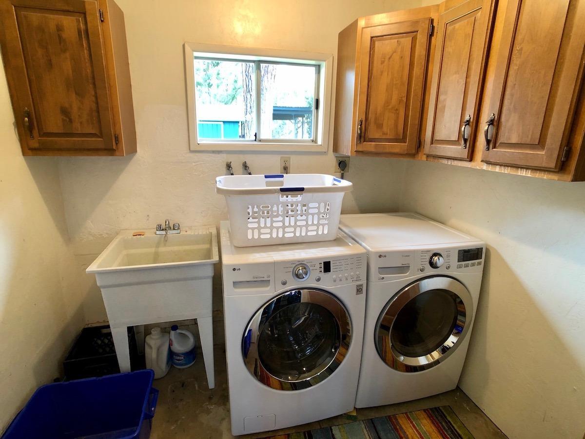6915 Rapp Lane Talent, OR 97540 - Photo 38 of 40 Laundry room