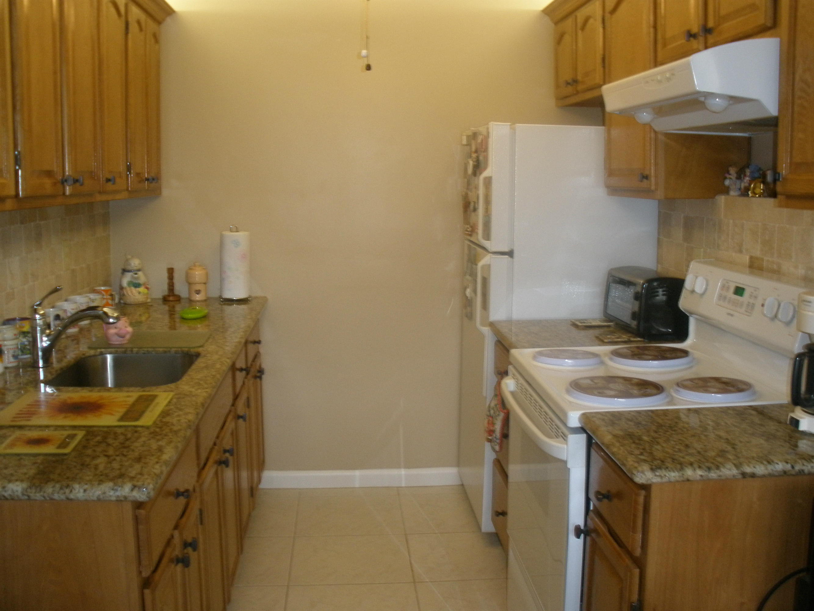 1042 Guildford East, Unit C Boca Raton, FL 33434 - Photo 2 of 13 Kitchen