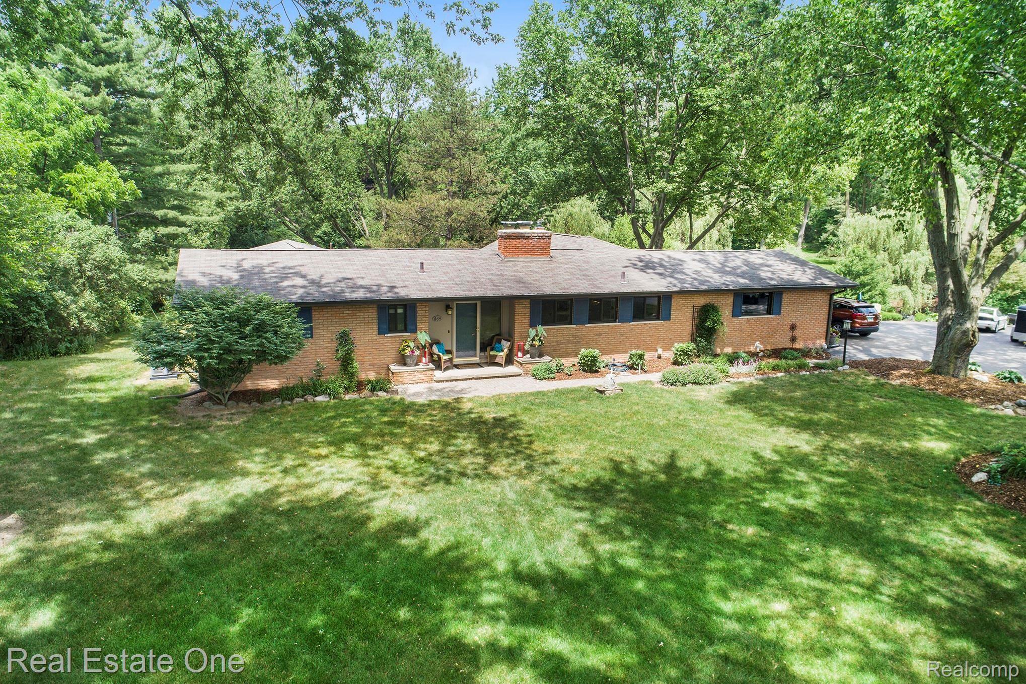865 Viewland Drive Rochester, MI 48309 - Photo 1 of 90 DJI_0629.jpg