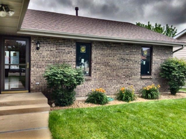 992 South Trainer Road Rockford, IL 61108 - Photo 2 of 15 a front view of a house with garden