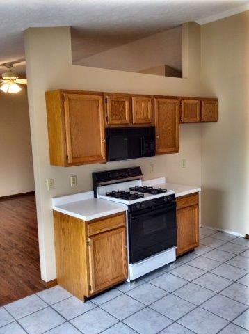 992 South Trainer Road Rockford, IL 61108 - Photo 8 of 15 a kitchen with a stove and a microwave