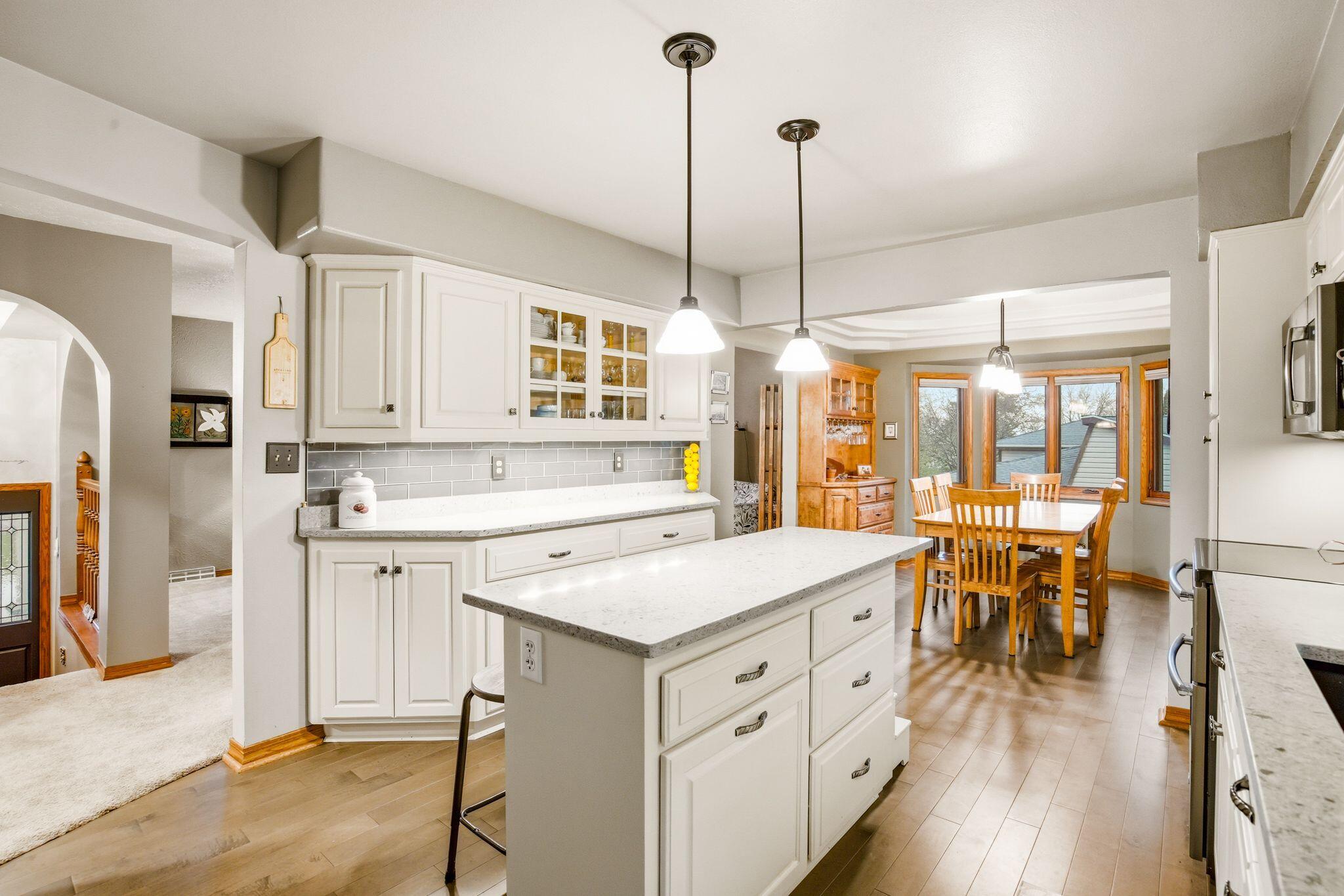 321 Lakeview Road South Milwaukee, WI 53172 - Photo 15 of 40 Kitchen - Breakfast Bar