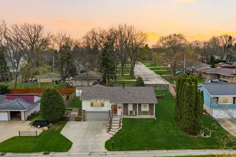 $399,900 | 321 Lakeview Road, South Milwaukee, WI 53172