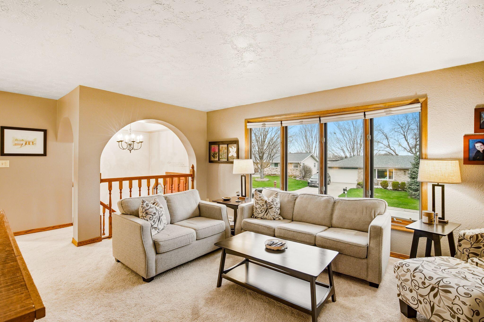 321 Lakeview Road South Milwaukee, WI 53172 - Photo 4 of 40 Living Room