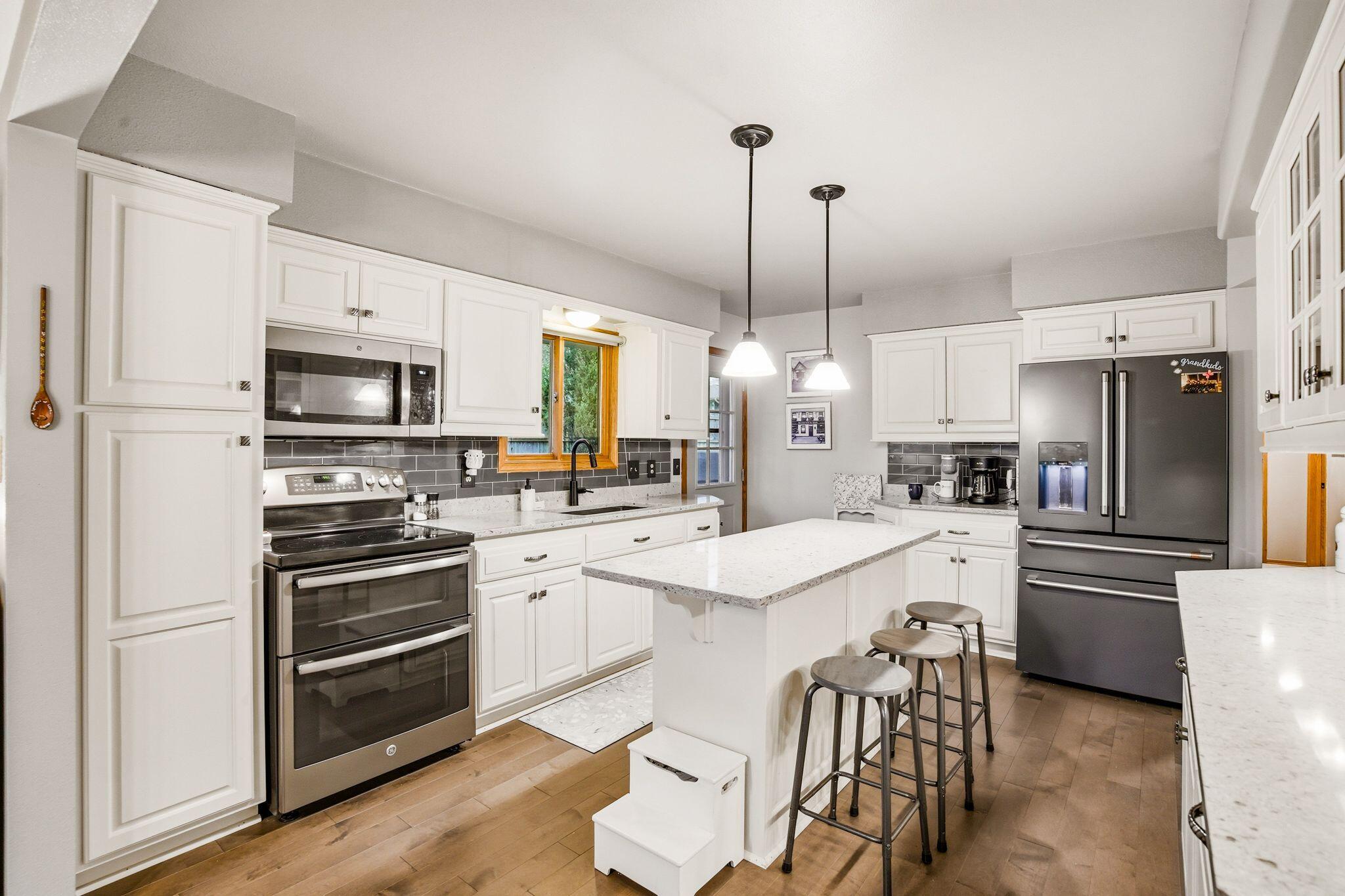 321 Lakeview Road South Milwaukee, WI 53172 - Photo 7 of 40 Kitchen - Breakfast Bar