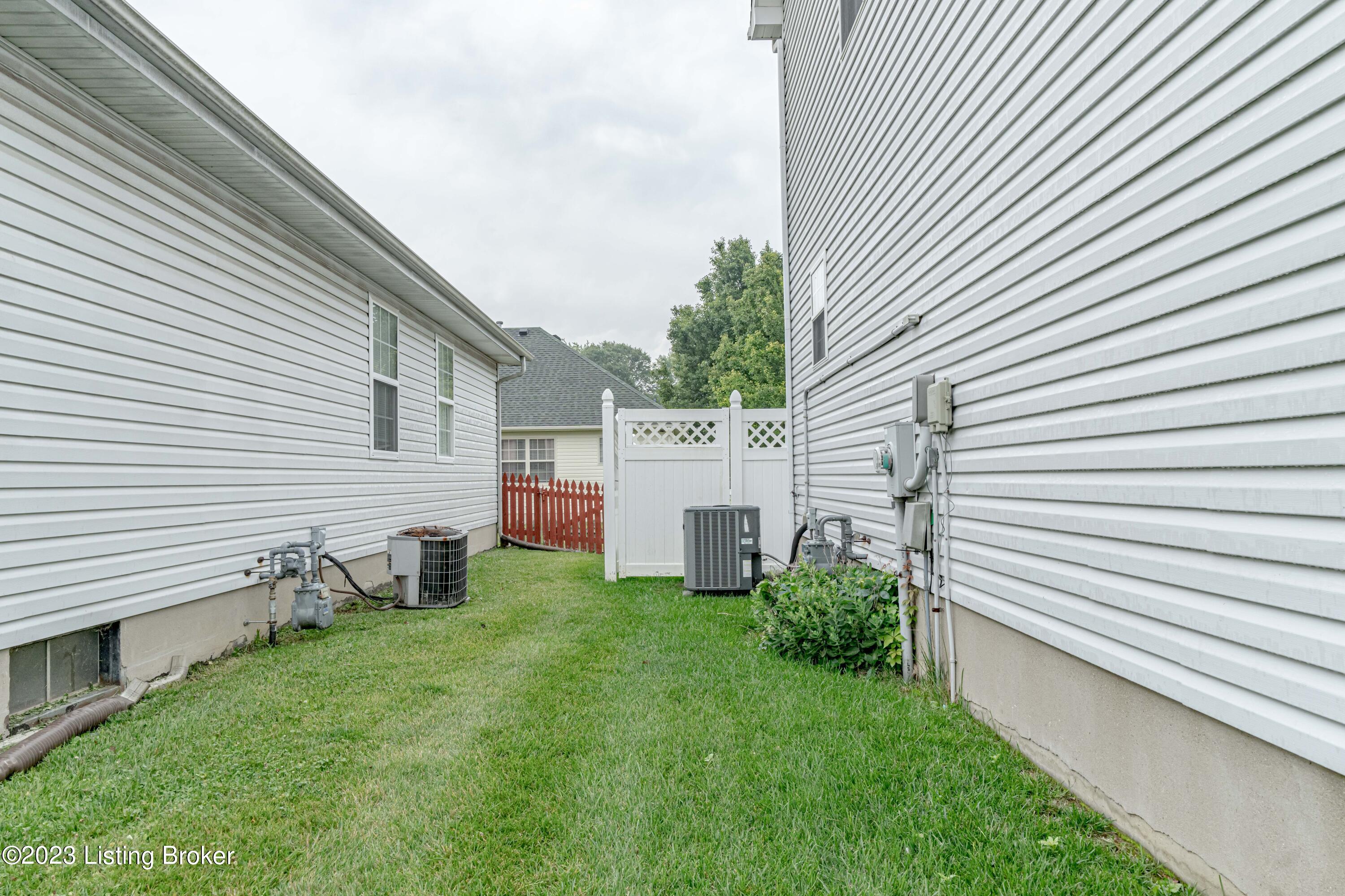 9307 Colonel Cummins Road Louisville, KY 40228 - Photo 8 of 64 DSC02908