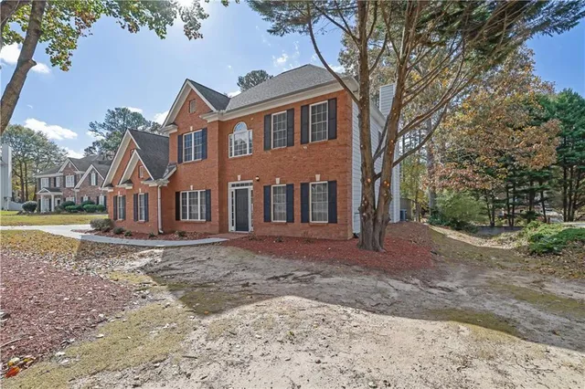 a view of a house with a yard