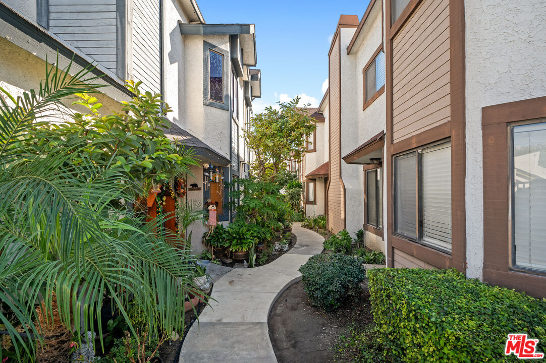 a view of small garden in front of a house