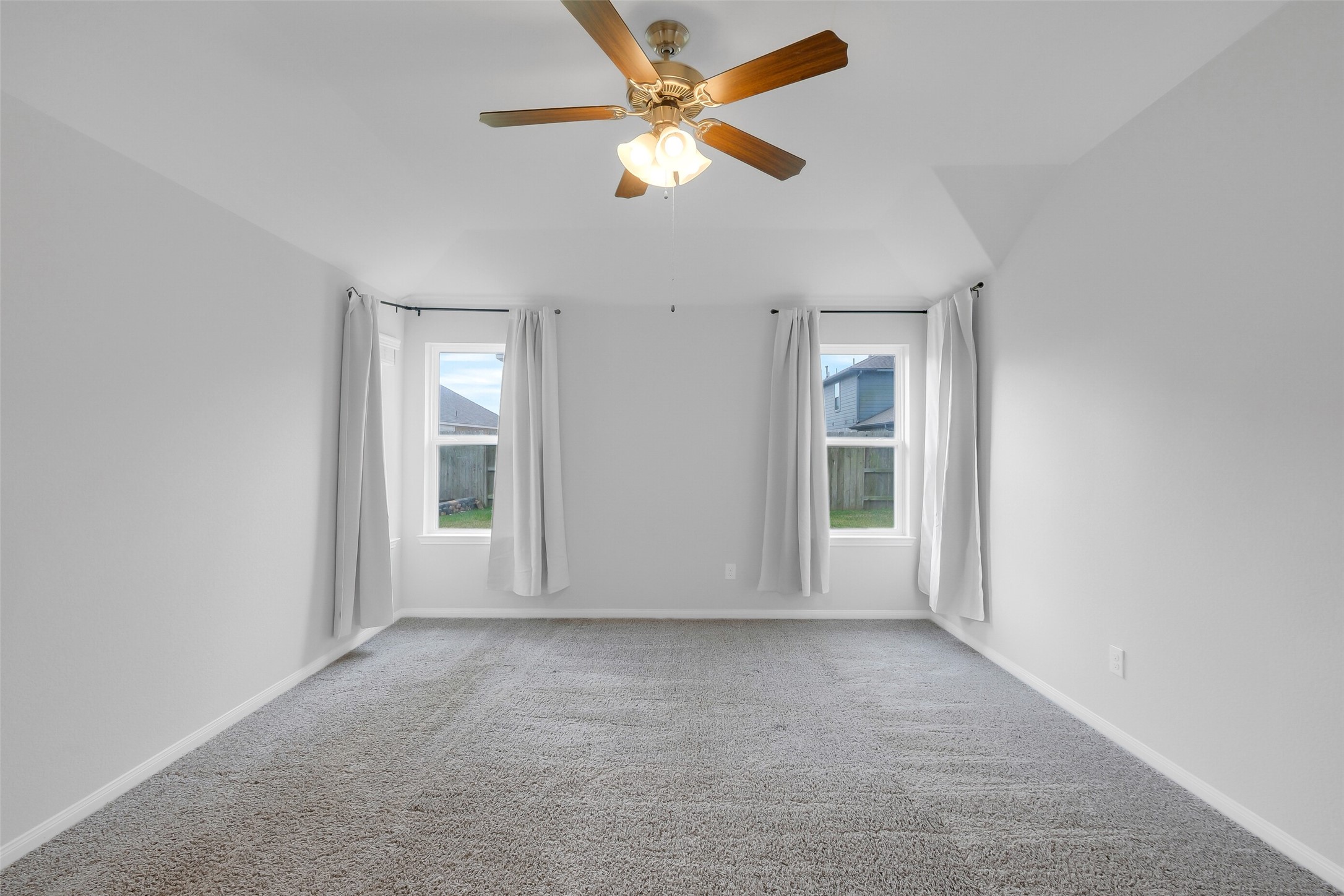 2442 Goddard Grn Drive Rosharon, TX 77583 - Photo 15 of 34 an empty room with chandelier fan