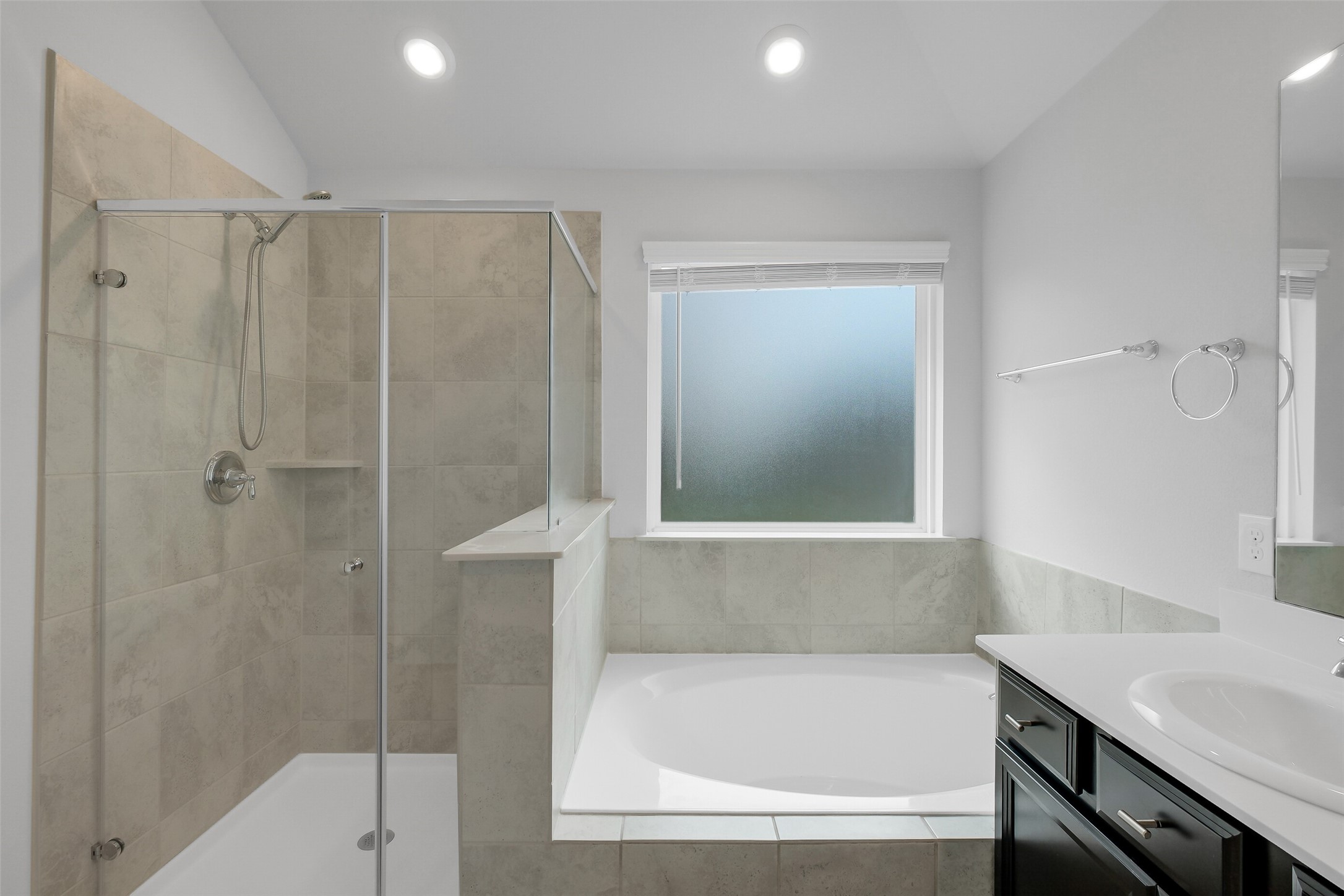 2442 Goddard Grn Drive Rosharon, TX 77583 - Photo 18 of 34 a bathroom with a tub and a sink