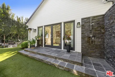 a view of a house with backyard and porch