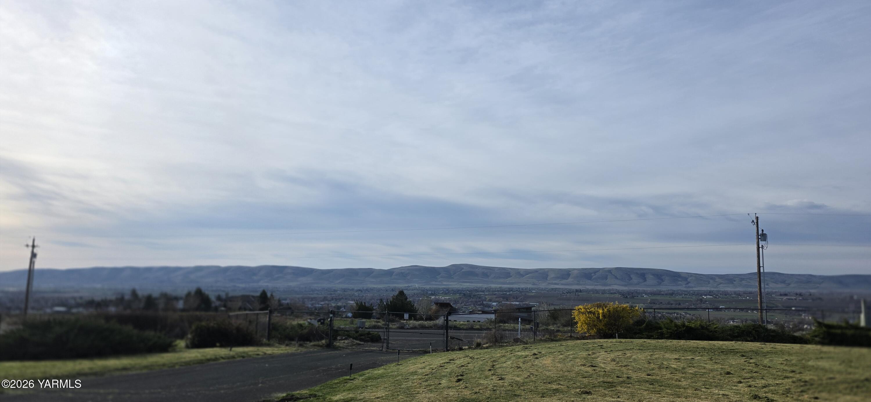 8601 Scenic Drive Yakima, WA 98908 - Photo 35 of 52 a view of a backyard