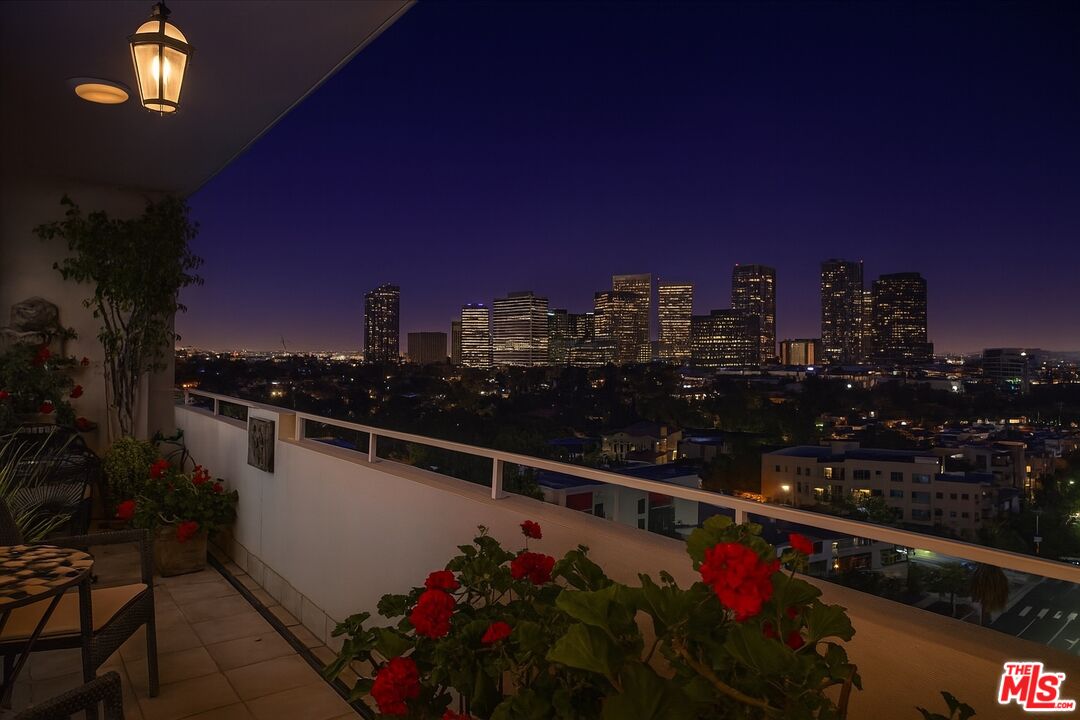 1333 South Beverly Glen Boulevard, Unit 904 Los Angeles, CA 90024 - Photo 25 of 32 a city view