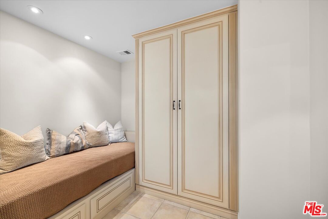 1333 South Beverly Glen Boulevard, Unit 904 Los Angeles, CA 90024 - Photo 6 of 32 a bedroom with a bed and a window