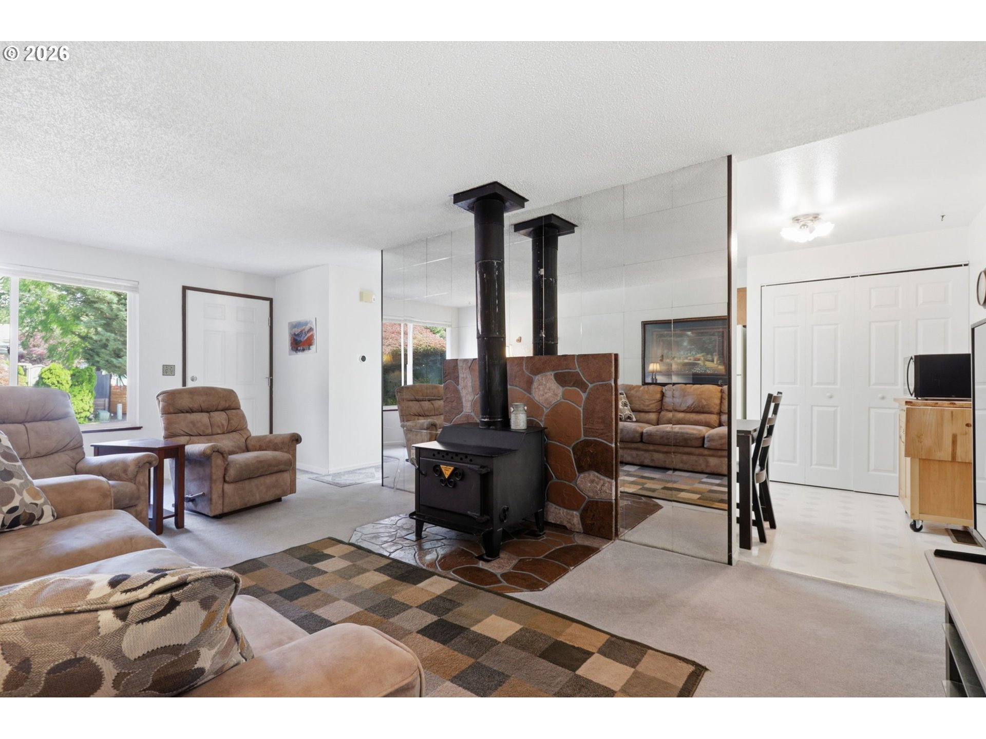 19654 Southwest Murphy Street Beaverton, OR 97078 - Photo 7 of 41 Living Room