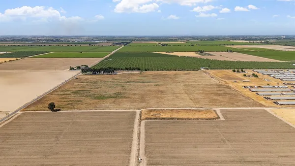 a view of a tennis court