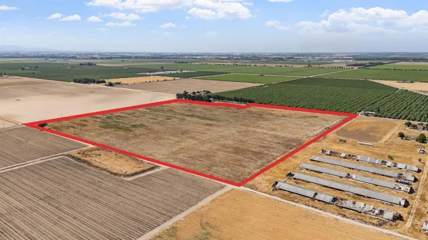 an aerial view of a tennis ground