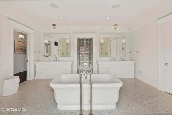 $7,895,000 | 4 Cherry Blossom Lane, Greenwich, CT 06831