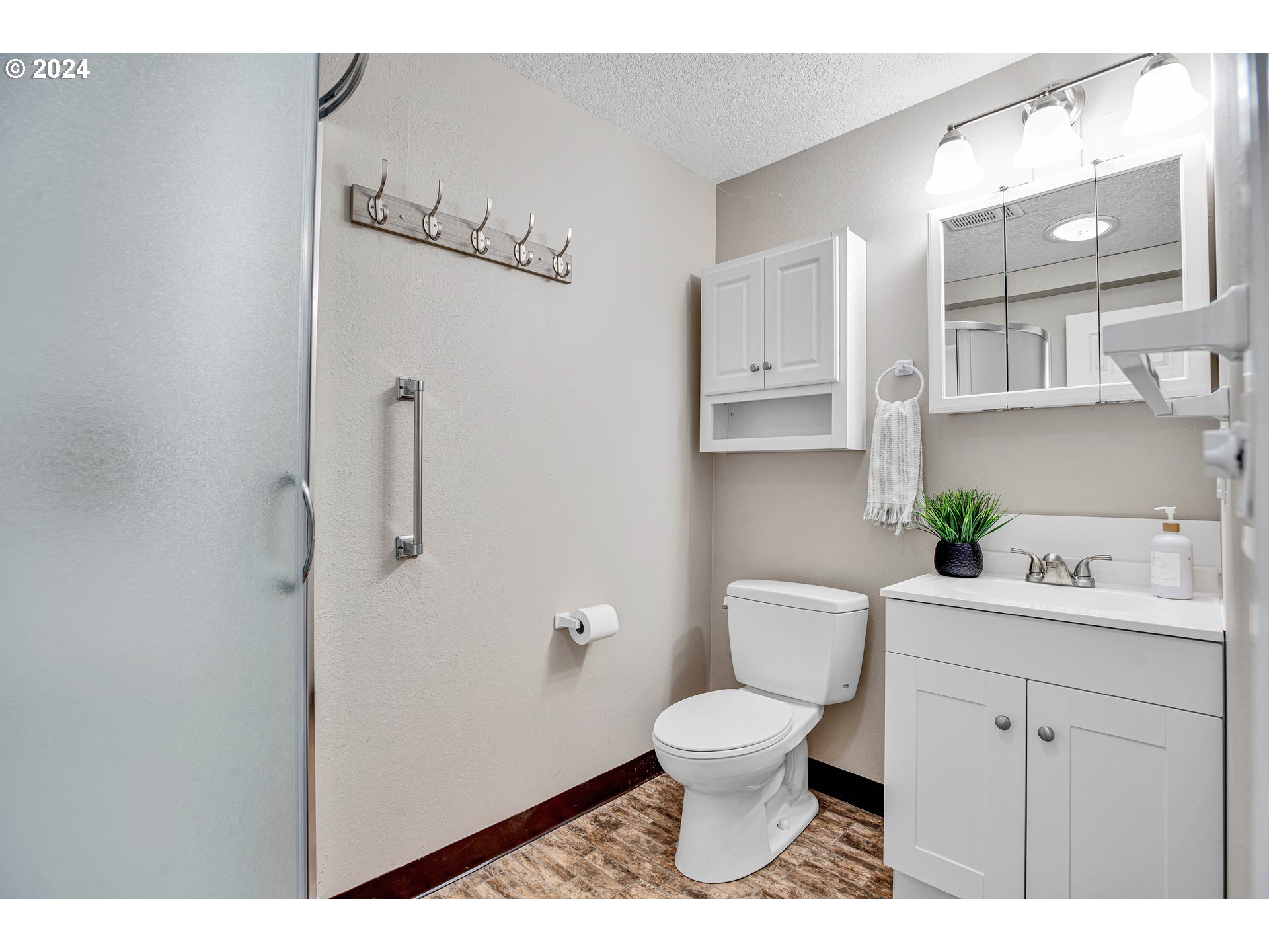 16259 South Bradley Road Oregon City, OR 97045 - Photo 11 of 38 Bathroom