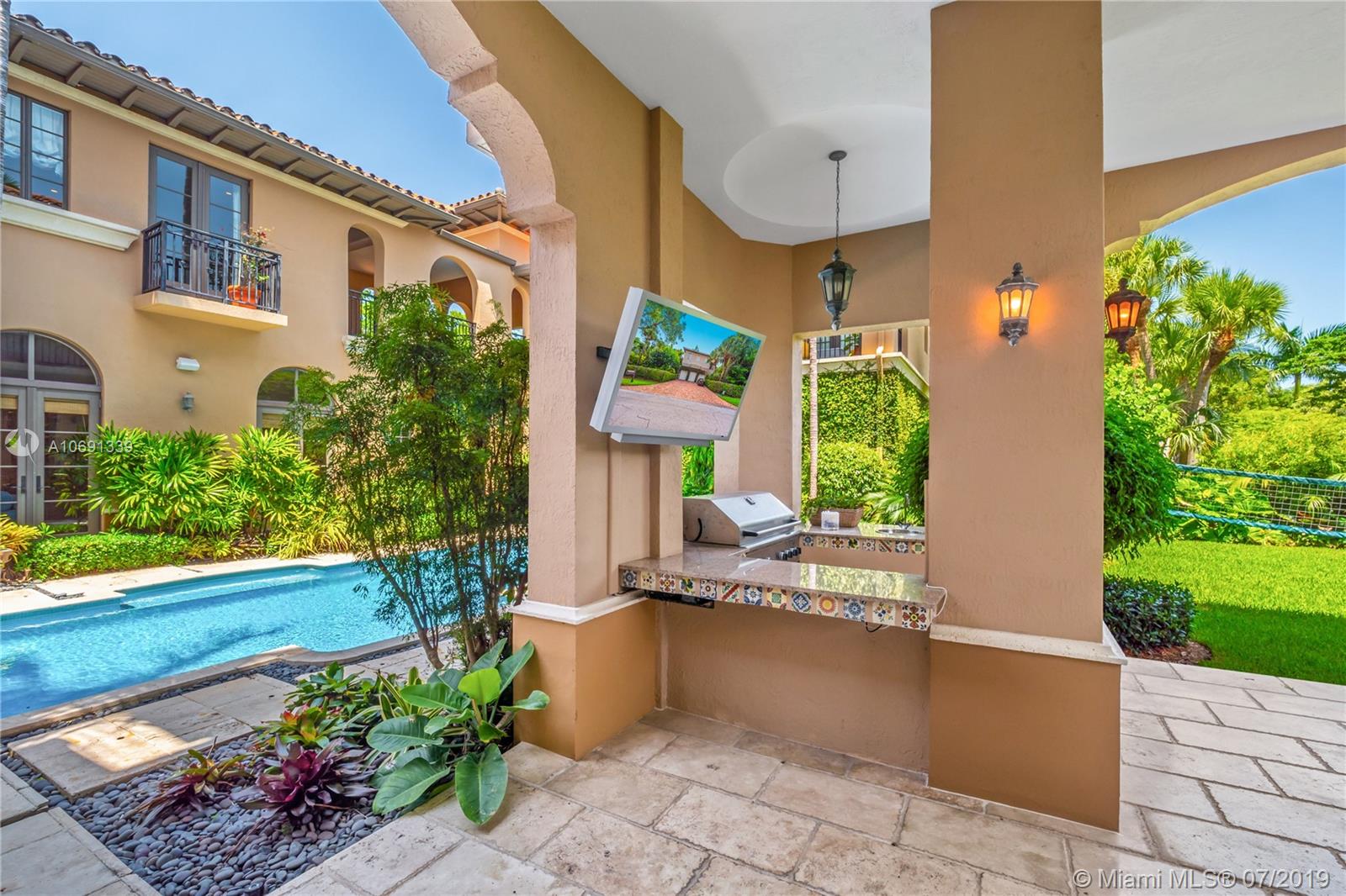 441 Island Drive Key Biscayne, FL 33149 - Photo 19 of 47 BUILT IN GRILL AND WET BAR