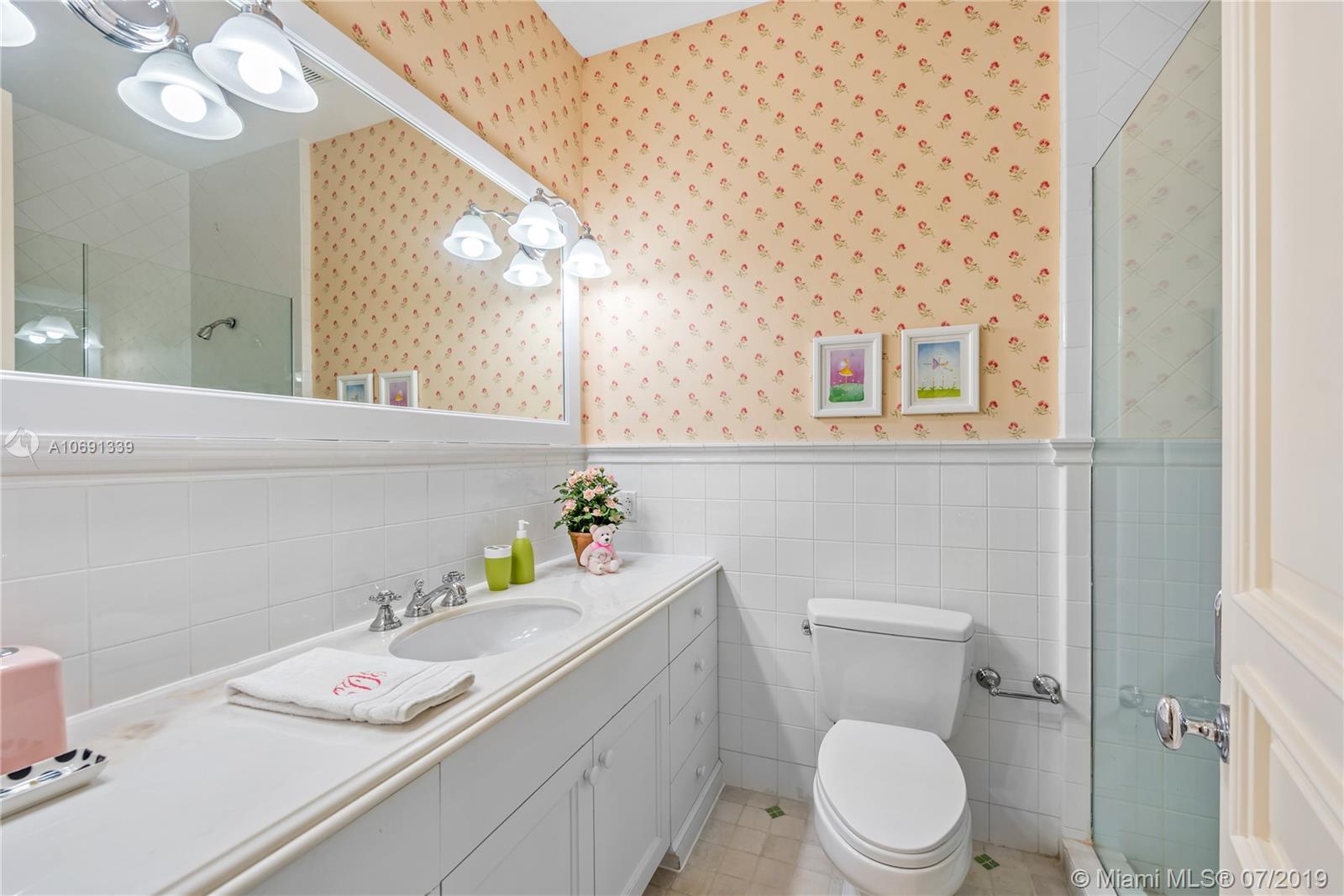 441 Island Drive Key Biscayne, FL 33149 - Photo 33 of 47 CHILDREN'S BATHROOM